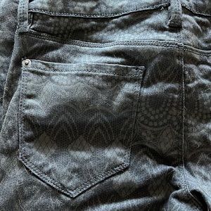 NWOT Genetic denim 24 black patterned jeans